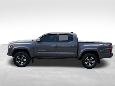 Used 2018 Toyota Tacoma TRD Sport AWD/4WD image 2