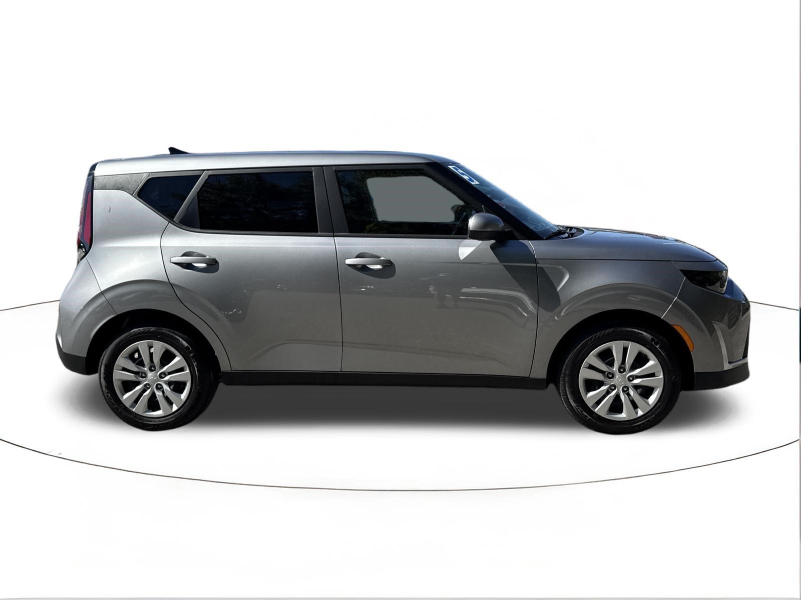 Used 2025 Kia Soul LX FWD image 2