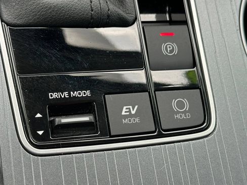 Used 2025 Toyota Sienna LE AWD/4WD image 19