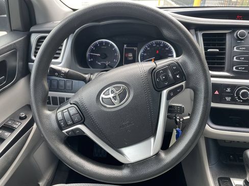 Used 2019 Toyota Highlander LE AWD/4WD image 16