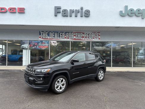 Used 2024 Jeep Compass Latitude AWD/4WD image 1