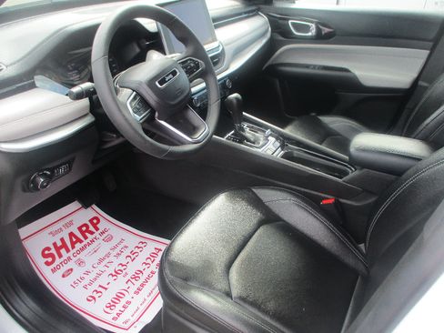 Used 2025 Jeep Compass Limited AWD/4WD image 4