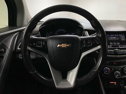 Used 2020 Chevrolet Trax LT w/ LT Convenience Package image 17