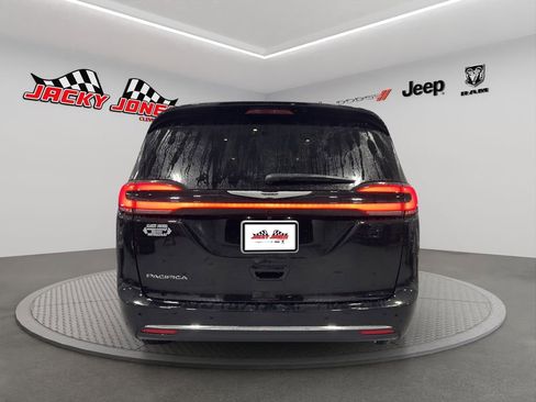 New 2026 Chrysler Pacifica Select image 7