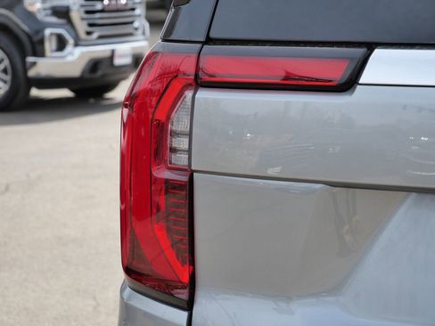 Used 2025 GMC Yukon Denali w/ Sun & Power Step Package image 9