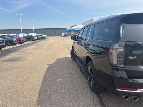 Used 2025 Chevrolet Suburban Premier image 7