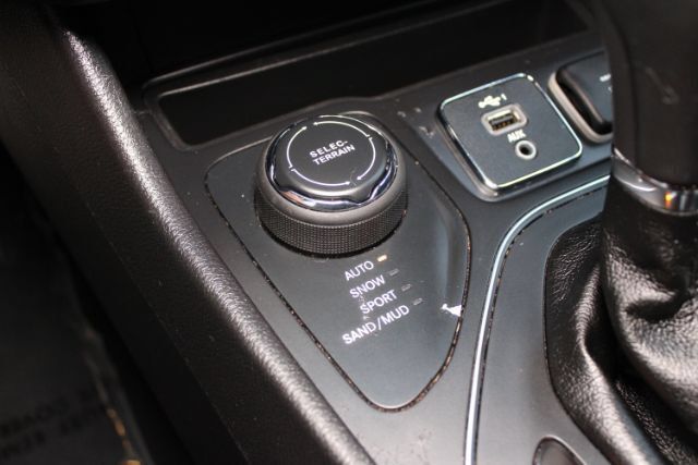 Used 2020 Jeep Cherokee Latitude Plus w/ Comfort/Convenience Group AWD/4WD image 19