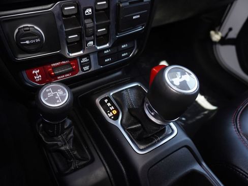 Used 2024 Jeep Wrangler Unlimited Rubicon AWD/4WD image 19