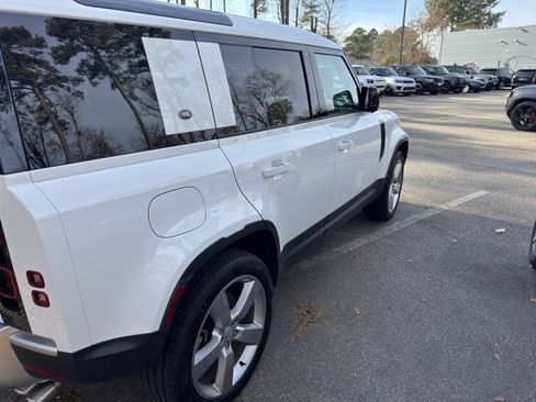 Used 2024 Land Rover Defender 110 SE image 6
