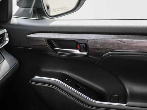 Used 2022 Toyota Highlander Platinum FWD image 21