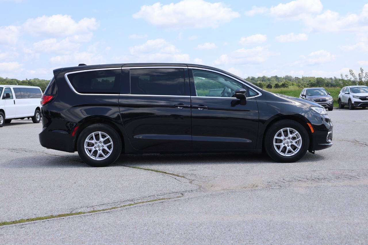Used 2023 Chrysler Pacifica Touring-L FWD image 7