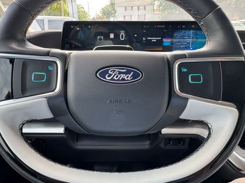 Used 2025 Ford Expedition Platinum w/ Driver's Package AWD/4WD image 28