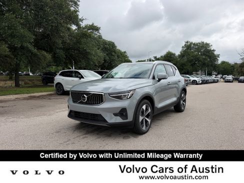 Certified 2025 Volvo XC40 B5 Plus AWD/4WD image 1