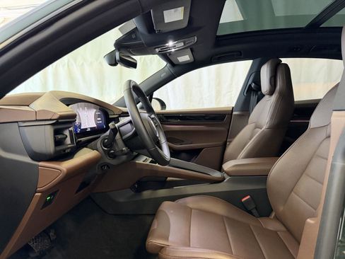 Certified 2025 Porsche Macan Electric image 5