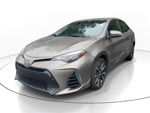 Used 2017 Toyota Corolla SE w/ SE Premium Package FWD image 3