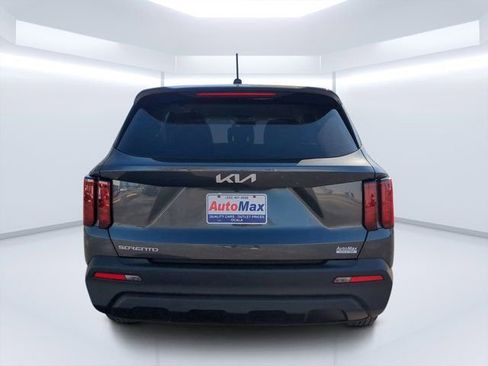 Used 2023 Kia Sorento LX image 4