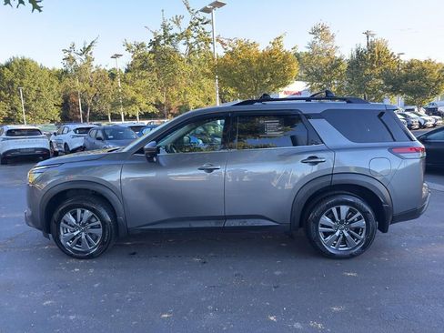 Certified 2024 Nissan Pathfinder SV image 4