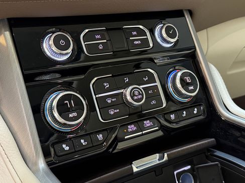 Used 2021 GMC Yukon Denali w/ Denali Premium Package image 30