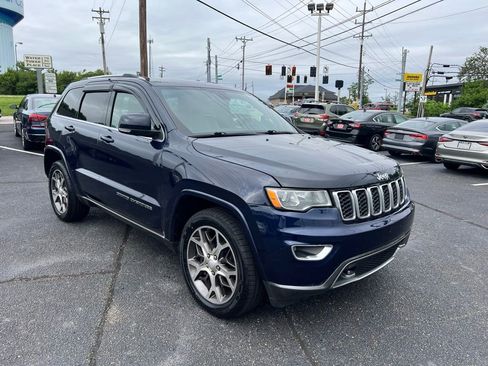 Used 2018 Jeep Grand Cherokee Limited AWD/4WD image 4