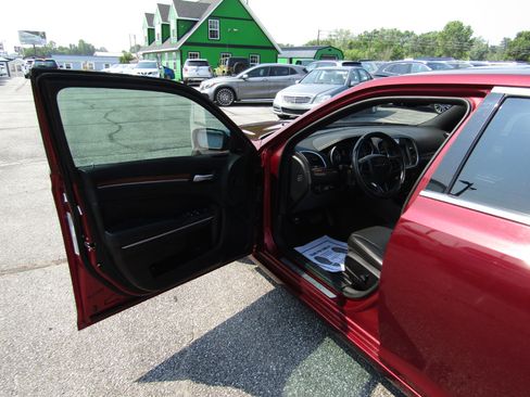 Used 2017 Chrysler 300 C Platinum image 17