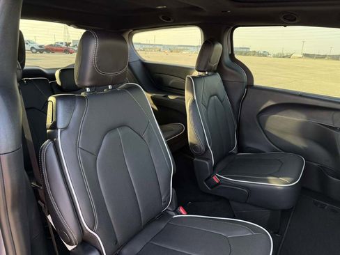 New 2026 Chrysler Pacifica Limited image 23