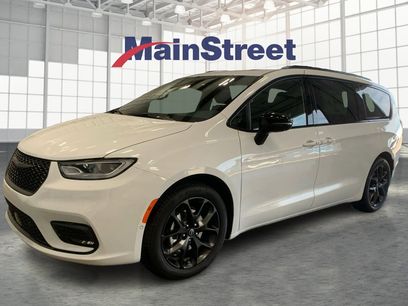 Used 2025 Chrysler Pacifica Limited