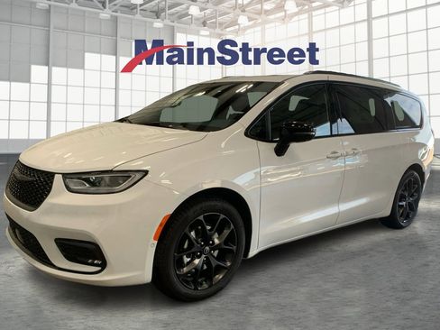 Used 2025 Chrysler Pacifica Limited image 1