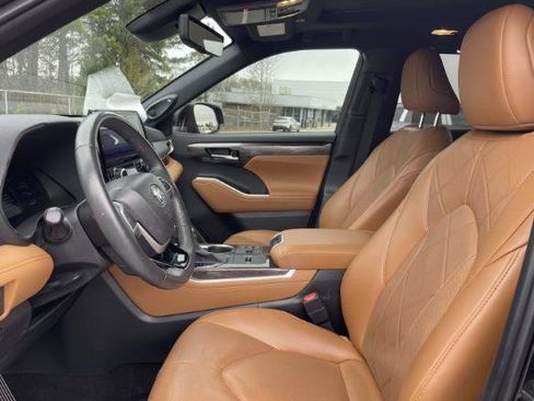 Used 2024 Toyota Highlander Platinum image 8