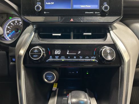 Used 2022 Toyota Venza LE image 19