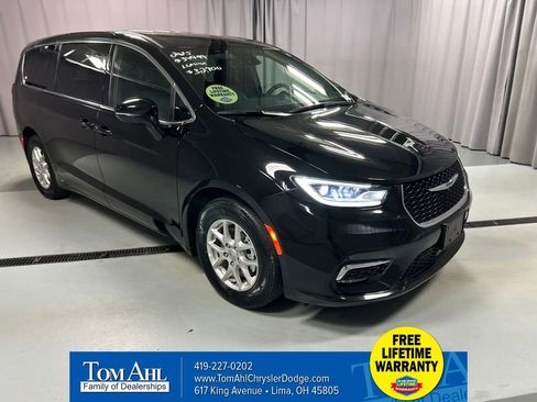 Used 2025 Chrysler Pacifica Select image 1