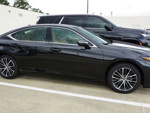 Certified 2025 Lexus ES 350 w/ Premium Package image 4