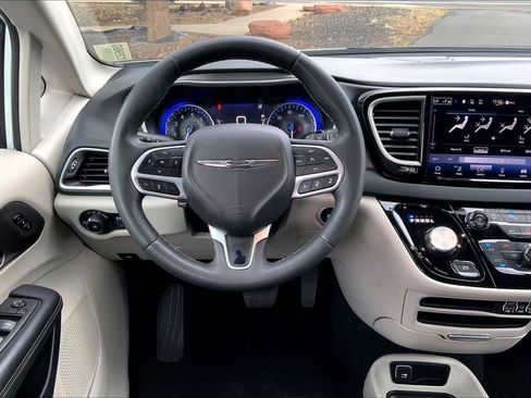 Certified 2024 Chrysler Pacifica Touring-L FWD image 5