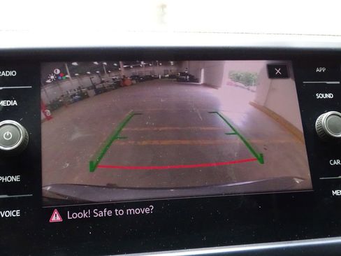 Used 2022 Volkswagen Taos SE w/ Panoramic Sunroof Package image 8