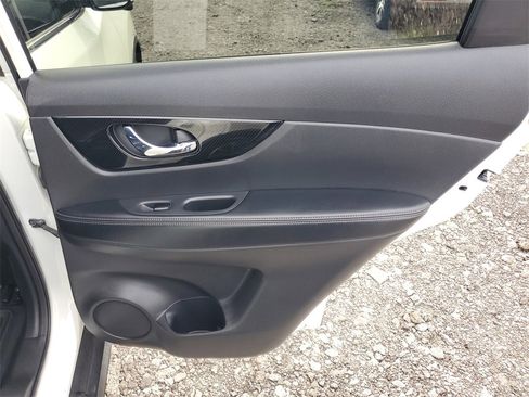 Used 2019 Nissan Rogue SL w/ Premium Package image 35