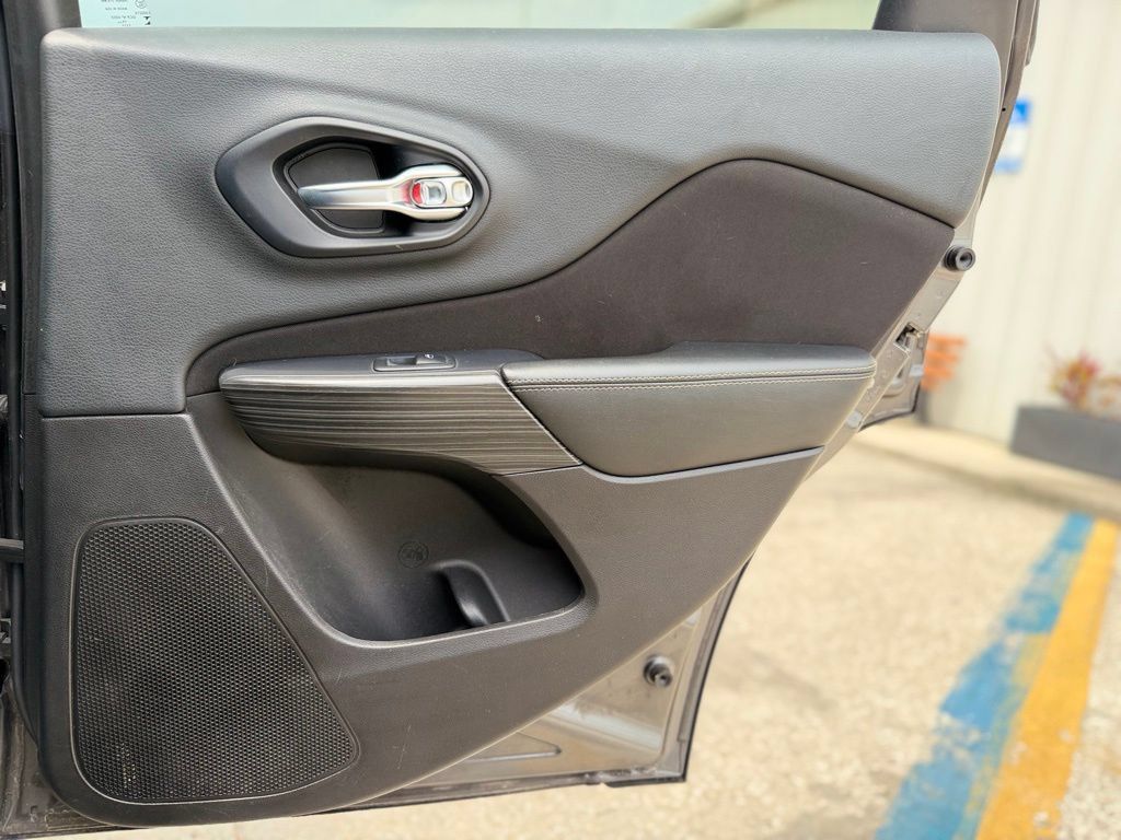 Used 2015 Jeep Cherokee Latitude FWD image 19