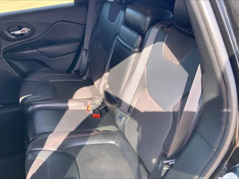Used 2017 Jeep Cherokee Trailhawk w/ Comfort/Convenience Group AWD/4WD image 18
