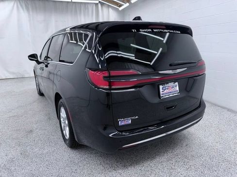 Used 2023 Chrysler Pacifica Touring-L FWD image 4