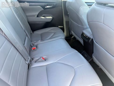 Used 2023 Toyota Highlander XLE image 29