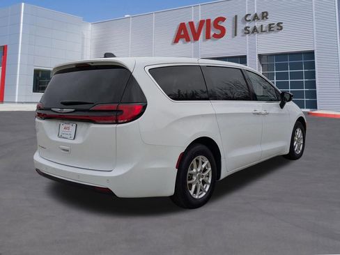Used 2025 Chrysler Pacifica Select image 6