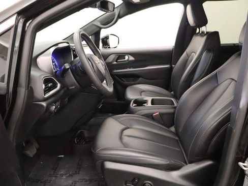 Used 2025 Chrysler Pacifica Select FWD image 15