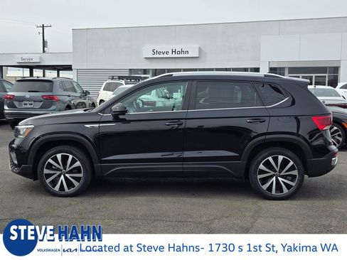 Used 2022 Volkswagen Taos SE image 2