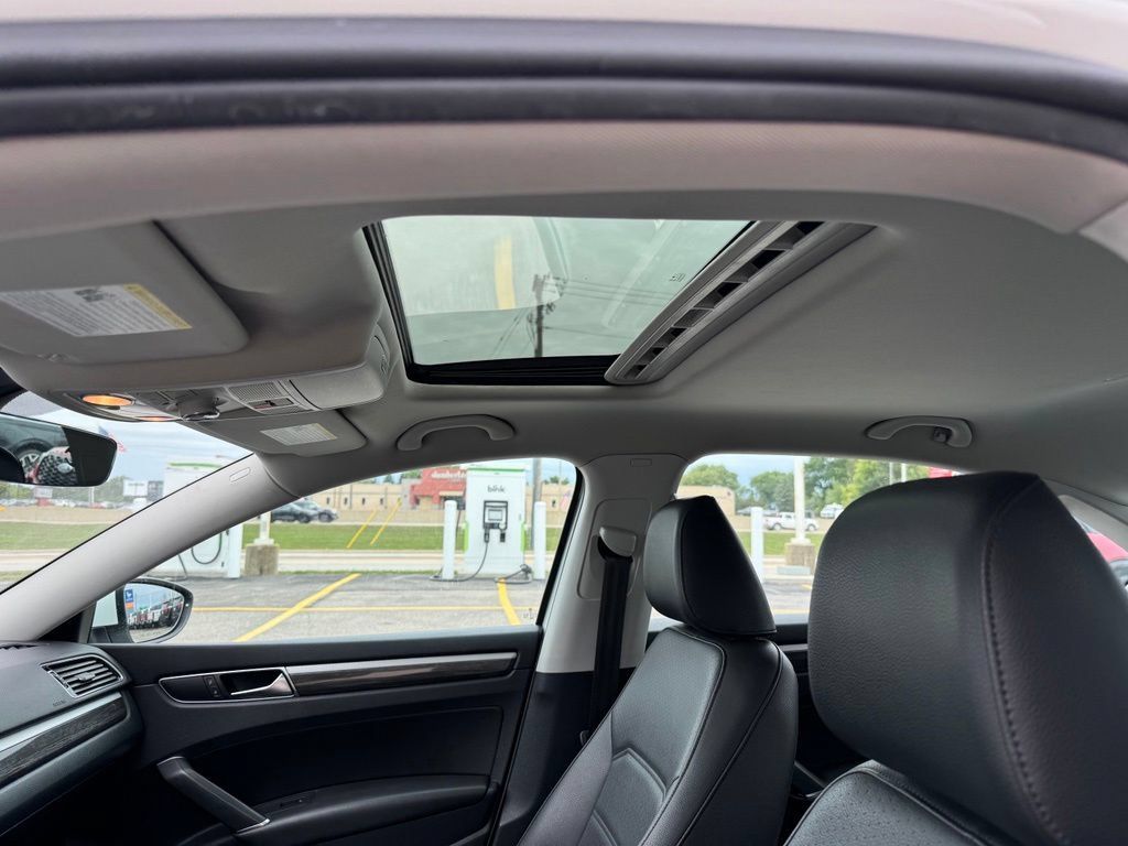Used 2018 Volkswagen Passat 2.0T SE FWD image 8