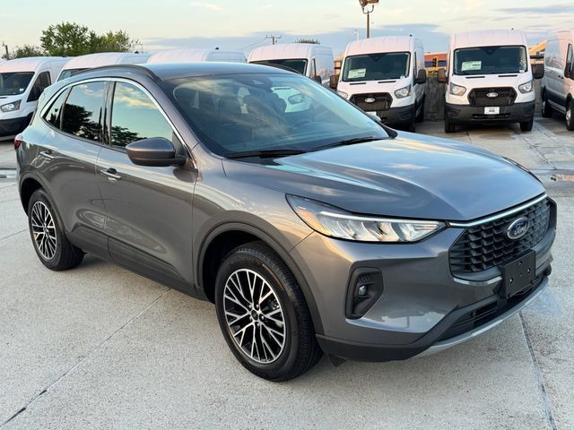 Certified 2024 Ford Escape SE w/ Class II Trailer Tow Package FWD image 3