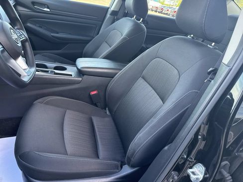 Used 2025 Nissan Altima 2.5 SV FWD image 8