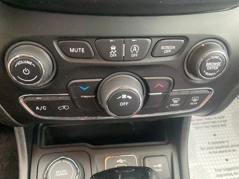 Used 2021 Jeep Cherokee Latitude Plus AWD/4WD image 25