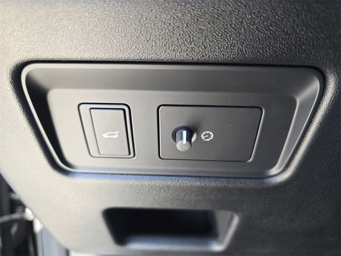 New 2025 Land Rover Discovery S image 28