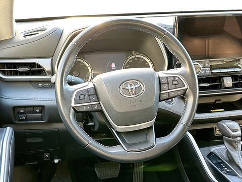 Used 2023 Toyota Highlander XLE image 18