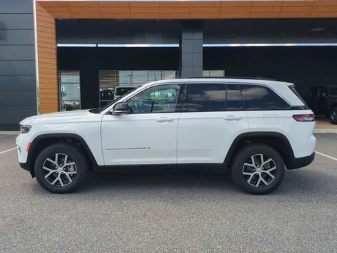 Used 2025 Jeep Grand Cherokee Limited AWD/4WD image 7