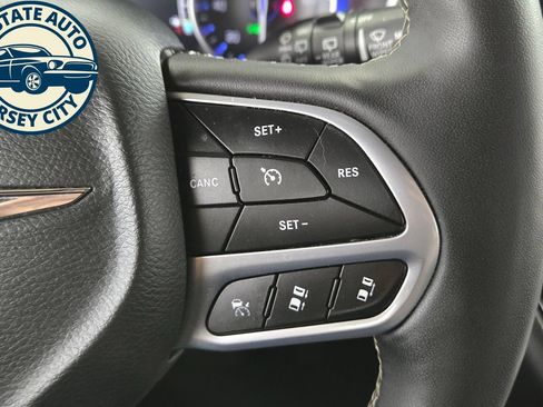 Used 2025 Chrysler Pacifica Select FWD image 13