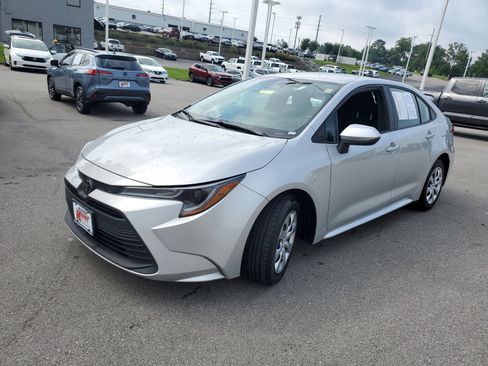 Used 2024 Toyota Corolla LE FWD image 2